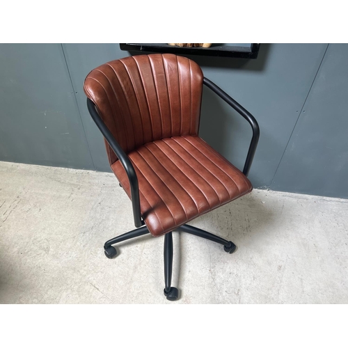 36 - NEW BOXED RIBBED LEATHER OFFICE SWIVEL CHAIR IN TAN