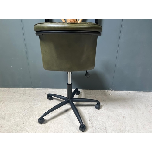 37 - NEW BOXED RIBBED LEATHER OFFICE SWIVEL CHAIR IN GREEN