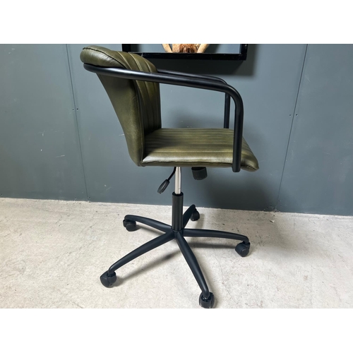 37 - NEW BOXED RIBBED LEATHER OFFICE SWIVEL CHAIR IN GREEN