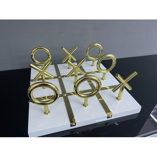 155 - NEW BOXED QUALITY WHITE AND GOLD STANDING NOUGHTS AND CROSSES GAME SET
