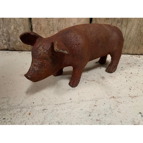 100 - CAST IRON RUSTY SMALL OUTDOOR PIG