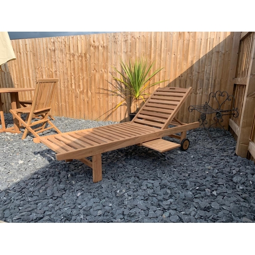 44 - BRAND NEW PACKAGED SOLID TEAK SUNLOUNGER ON RUBBER BOUND TEAK WHEELS WITH EXTENDING SIDE TABLE