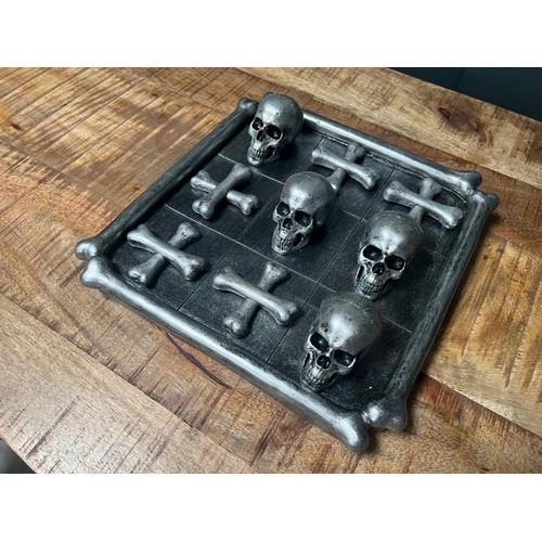 73 - BOXED NEW SKULL AND CROSS BONE NOUGHTS AND CROSSES GAME (APPROX 26CM)