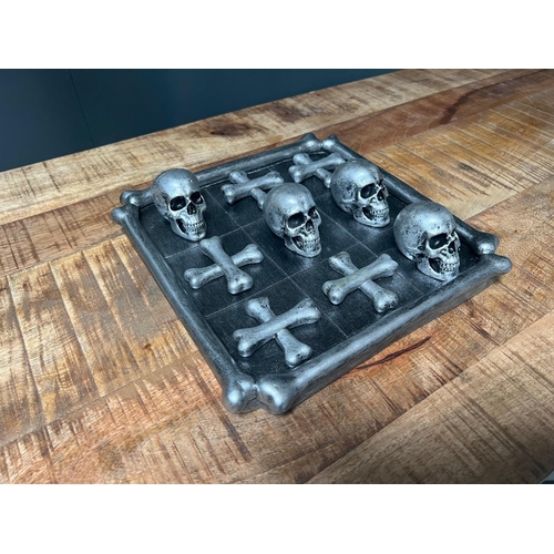 73 - BOXED NEW SKULL AND CROSS BONE NOUGHTS AND CROSSES GAME (APPROX 26CM)