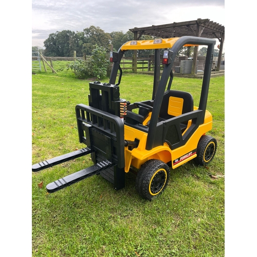 16 - NEW BOXED YELLOW 12V POWERED KIDS RIDE ON FORKTRUCK, 10KG PALLET LIFT, USB MUSIC PORT,C/W PARENT CON... 