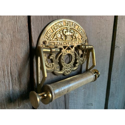 94 - BOXED BRASS HIGH QUALITY DETAILED TOILET ROLL HOLDER