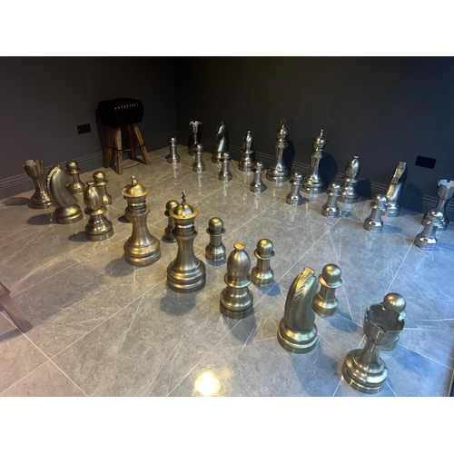 59 - GIANT SOLID METAL CHESS SET IN A BRASS AND NICKEL FINISH - INDOOR/OUTDOOR 32P/C - BOX NEW