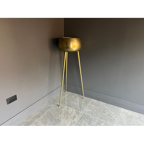 67 - HEAVY NEW BOX CONTEMPORARY ANTIQUE BRASS FINISH QUALITY 1.35M TALL PLANT STAND ON LEGS FREESTANDING