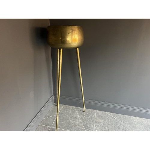 67 - HEAVY NEW BOX CONTEMPORARY ANTIQUE BRASS FINISH QUALITY 1.35M TALL PLANT STAND ON LEGS FREESTANDING