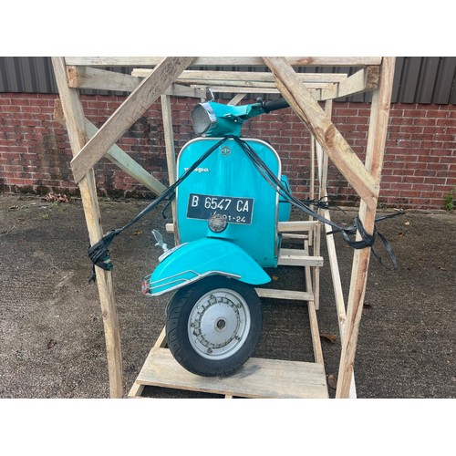 20 - Original 1970s Vespa, blue,starts/runs/drives-buyer responsible for all re registering,C/w original ... 