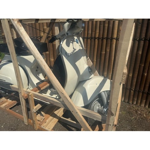 5 - WHITE 1970s VESPA 150CC, STARTS/RUNS, NEEDS RE-REGISTERING, SOLD AS SEEN, BUYER RESPONSIBLE FOR ALL ... 