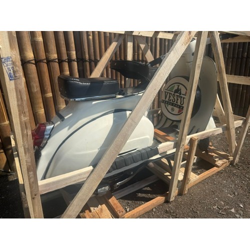 5 - WHITE 1970s VESPA 150CC, STARTS/RUNS, NEEDS RE-REGISTERING, SOLD AS SEEN, BUYER RESPONSIBLE FOR ALL ... 