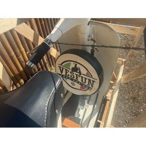 5 - WHITE 1970s VESPA 150CC, STARTS/RUNS, NEEDS RE-REGISTERING, SOLD AS SEEN, BUYER RESPONSIBLE FOR ALL ... 