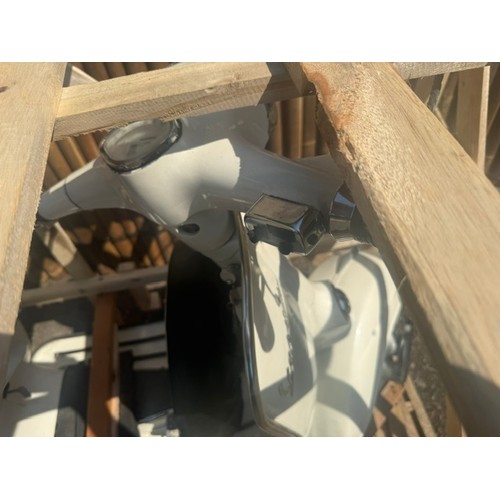 5 - WHITE 1970s VESPA 150CC, STARTS/RUNS, NEEDS RE-REGISTERING, SOLD AS SEEN, BUYER RESPONSIBLE FOR ALL ... 