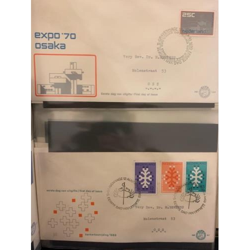 1 - A collection of over 430 different fine fdc of the Netherlands to about 1992 housed in five albums. ... 