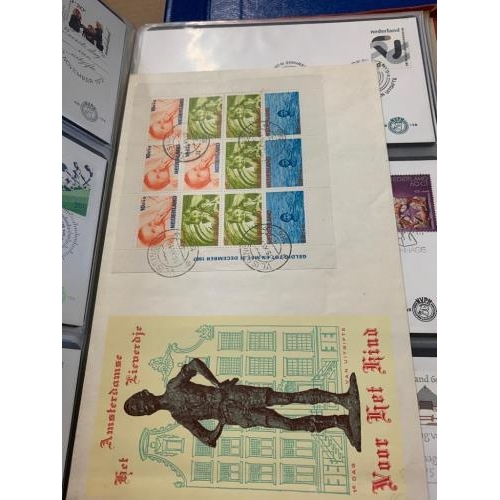 1 - A collection of over 430 different fine fdc of the Netherlands to about 1992 housed in five albums. ... 