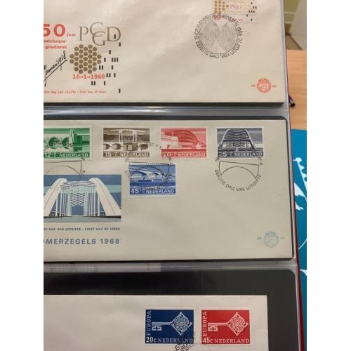 1 - A collection of over 430 different fine fdc of the Netherlands to about 1992 housed in five albums. ... 