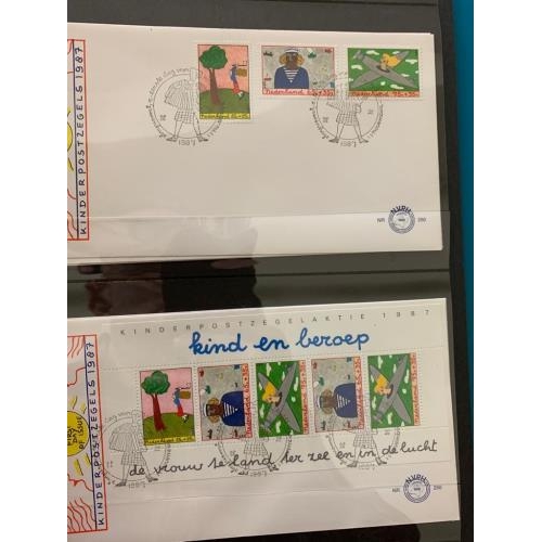 1 - A collection of over 430 different fine fdc of the Netherlands to about 1992 housed in five albums. ... 