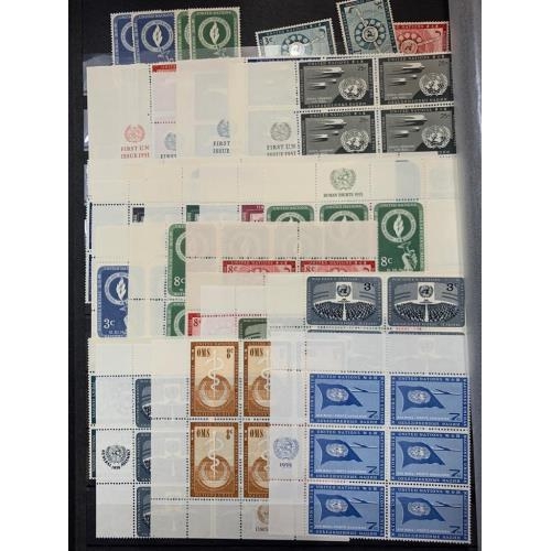 449 - A VERY SUBSTANTIAL ACCUMULATION of postage stamps packing a large carton um 1951 to 1995 with plate ... 