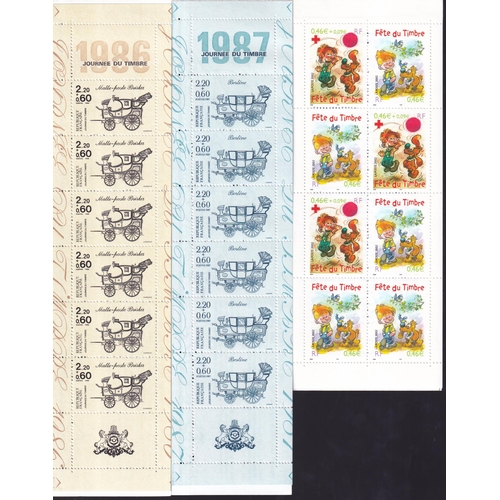 165 - STAMP BOOKLETS Cat. £950+ 1985/2005 very fine lot of 40 different fresh UM.  High face value.