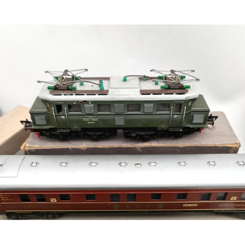 339 - Vintage Fleischmann Toy Trains. Includes Locomotive, Carriages and Rolling Stock. HO Scale. 8 Items ... 