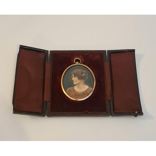 151 - Antiques Leather Cased Travelling Picture Frame Holder With Oval Gold Coloured Metal Picture Frame W... 