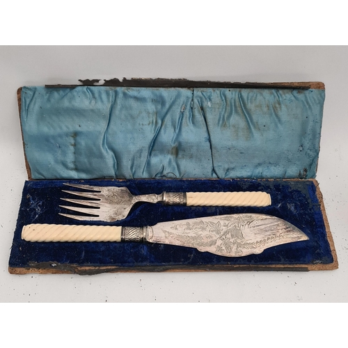 327 - Boxed Victorian Cake Serving Slice and Fork With Bone Handles. Measures 30cm long. Box in need of at... 