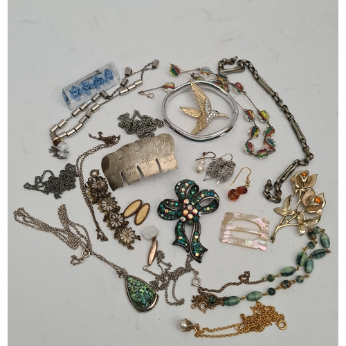 88 - Vintage Parcel of Costume Jewellery Includes Necklace and Pendant, Brooches, Cat Hair Clip, Mother o... 