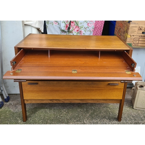 215 - Vintage Meredew Bedroom Desk and Drawers c1970's. Measures 91cm by 46cm. Shipping is available. Plea... 