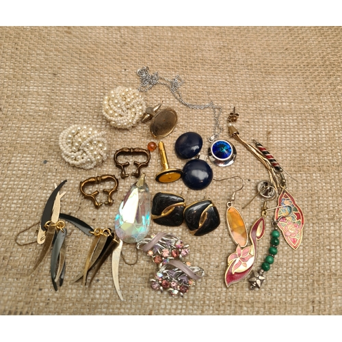 73 - Jewellery Vintage Parcel of Earrings. Shipping is available. Please ask for a quote before bidding. ... 