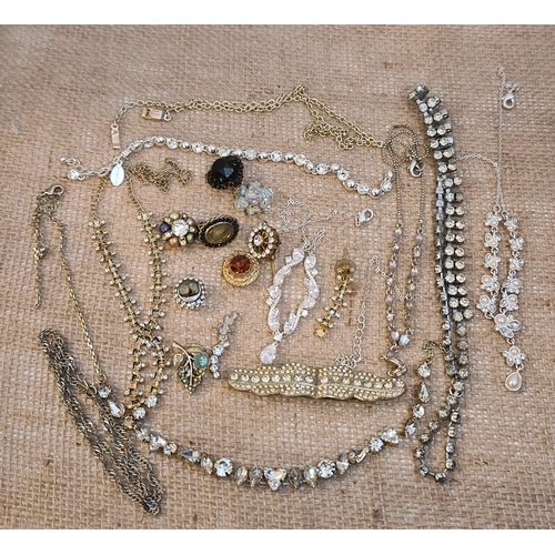 85 - Jewellery Vintage Parcel of Assorted Jewellery Items Includes Jon Richards Chain. Shipping is availa... 