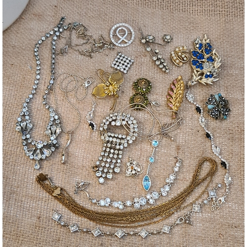 86 - Jewellery Vintage Parcel of Assorted Jewellery Items. Includes Necklaces With Pendants Brooches, and... 