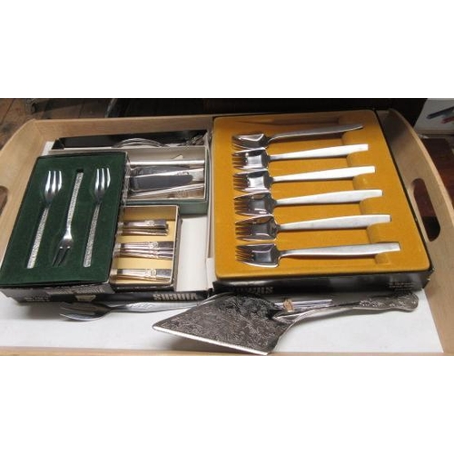 186 - TRAY OF RETRO AND OTHER CUTLERY