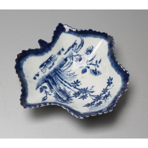 36 - A FIRST PERIOD WORCESTER PORCELAIN LEAF SHAPED PICKLE DISH, c.1760, printed in underglaze blue with ... 