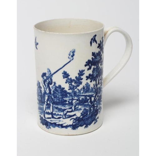 39 - A FIRST PERIOD WORCESTER PORCELAIN MUG, c.1775, of cylindrical form printed in underglaze blue with ... 