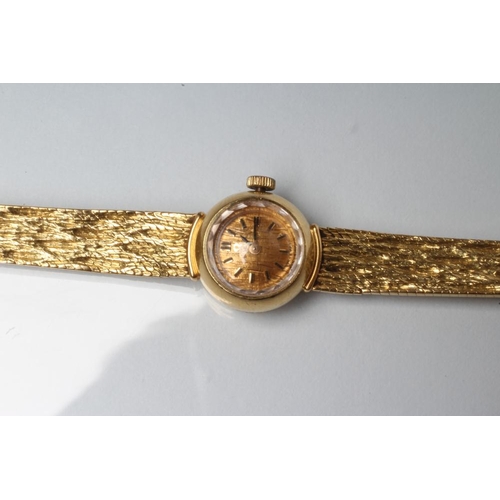 150 - A LADY'S 18CT GOLD OMEGA WRISTWATCH, the brushed gilt dial with applied metal batons, the seventeen ... 