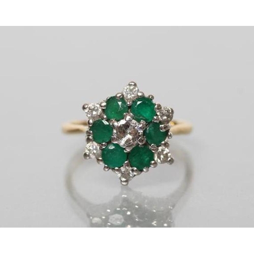 164 - A DIAMOND AND EMERALD CLUSTER RING, the central diamond of approximately 0.20cts claw set to a borde... 