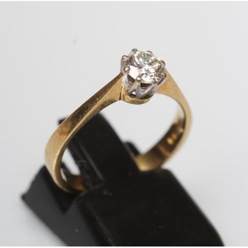 173 - A SOLITAIRE DIAMOND RING, the round brilliant cut stone of approximately 0.5cts claw set to a plain ... 
