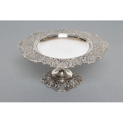 98 - A SMALL CIRCULAR TAZZA, maker Mappin & Webb, London 1913, the plain slightly dished centre with cast... 