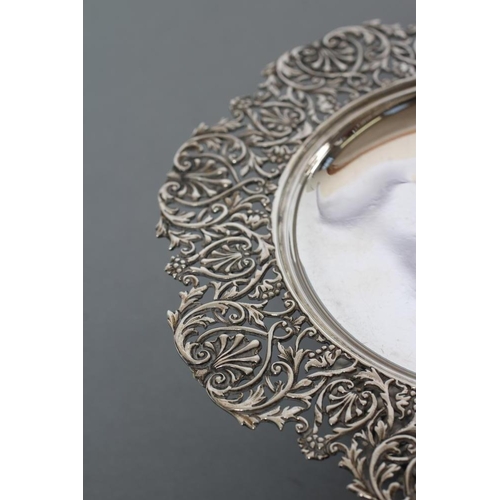 98 - A SMALL CIRCULAR TAZZA, maker Mappin & Webb, London 1913, the plain slightly dished centre with cast... 