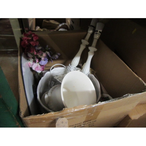 146 - BOX OF CERAMICS INCLUDING A PAIR OF TABLE LAMPS