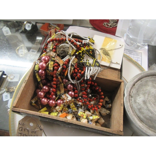 193 - QUANTITY OF JEWELLERY IN A METAL COVERED BOX