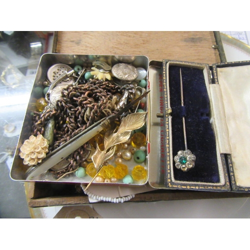 193 - QUANTITY OF JEWELLERY IN A METAL COVERED BOX