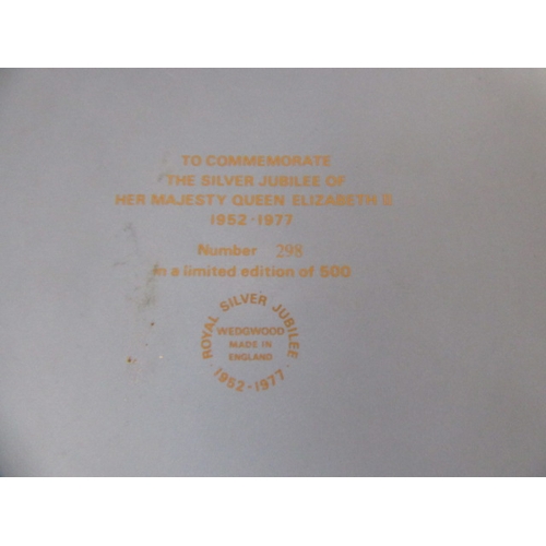 287 - WEDGWOOD CHURCHILL AND QUEEN ELIZABETH II PLAQUES