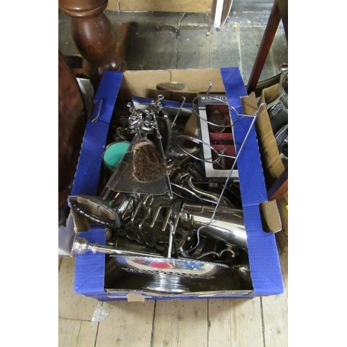 257A - BOX OF METAL WARE