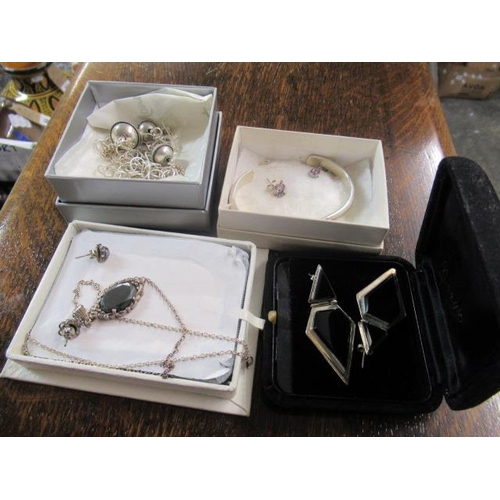 175 - QUANTITY OF SILVER JEWELLERY