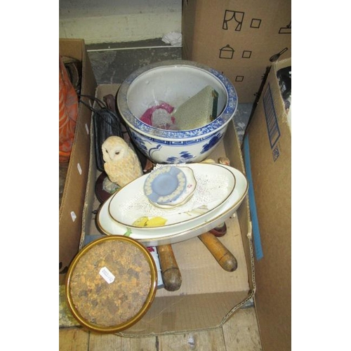 558 - BOX OF MISCELLANEOUS ITEMS