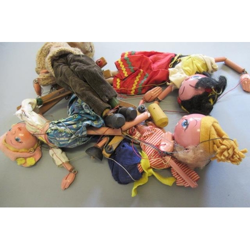 204 - Four female Standard Pelham puppets, operating strings are tangled, F-P (Est. plus 21% premium inc. ... 