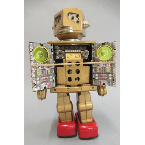 213 - Horikawa Japan walking/shooting robot, finished in gold, minor rusting in battery box, 30mm high, F-... 