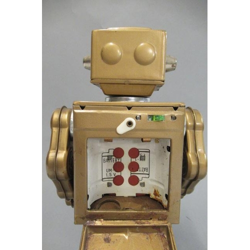 213 - Horikawa Japan walking/shooting robot, finished in gold, minor rusting in battery box, 30mm high, F-... 